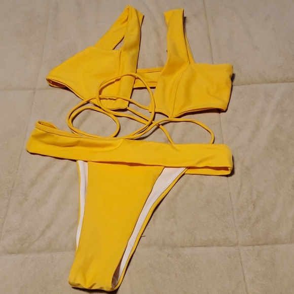 Bikini - Picture 1 of 2